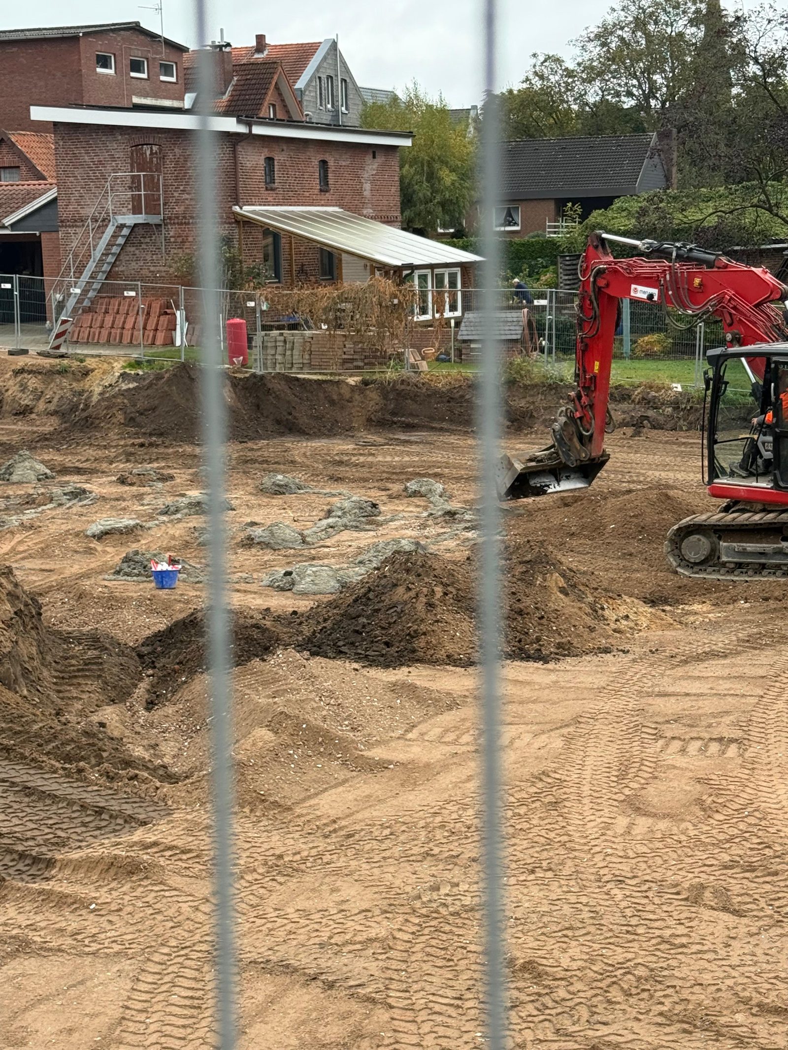 Bagger beim Bodenaushub und Erdbewegung auf einer HSM-Baustelle