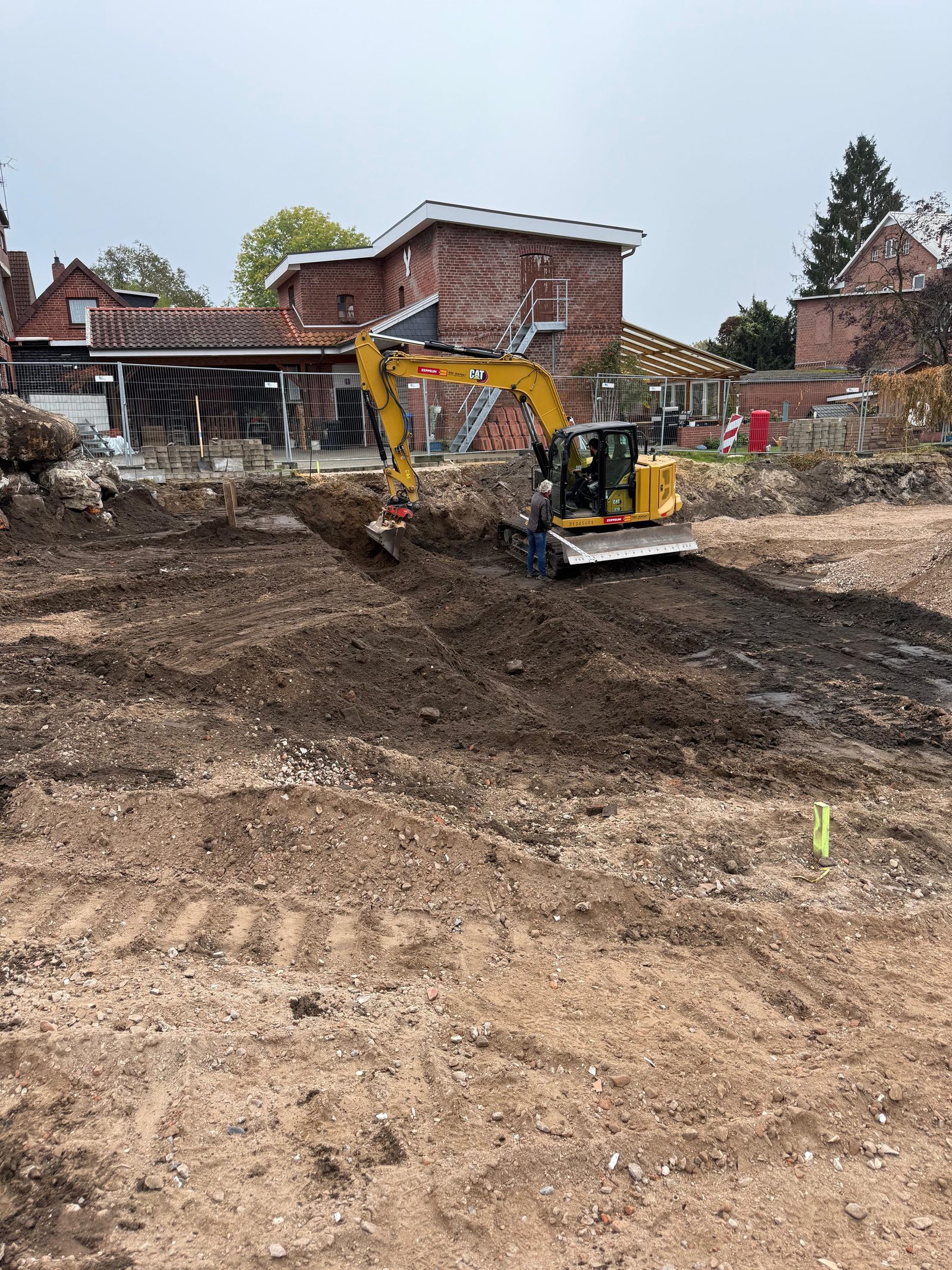 Kettenbagger beim Baugrubenaushub auf einer Erdbau-Baustelle