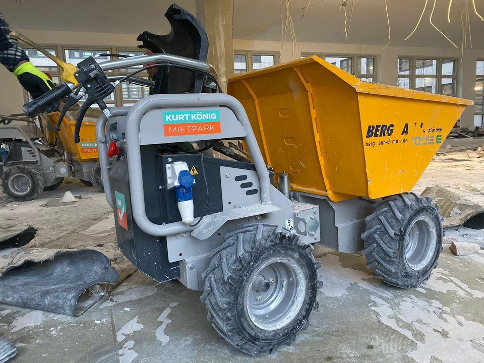 Elektrischer Mini-Dumper zur Schuttverladung auf einer entkernten Etage