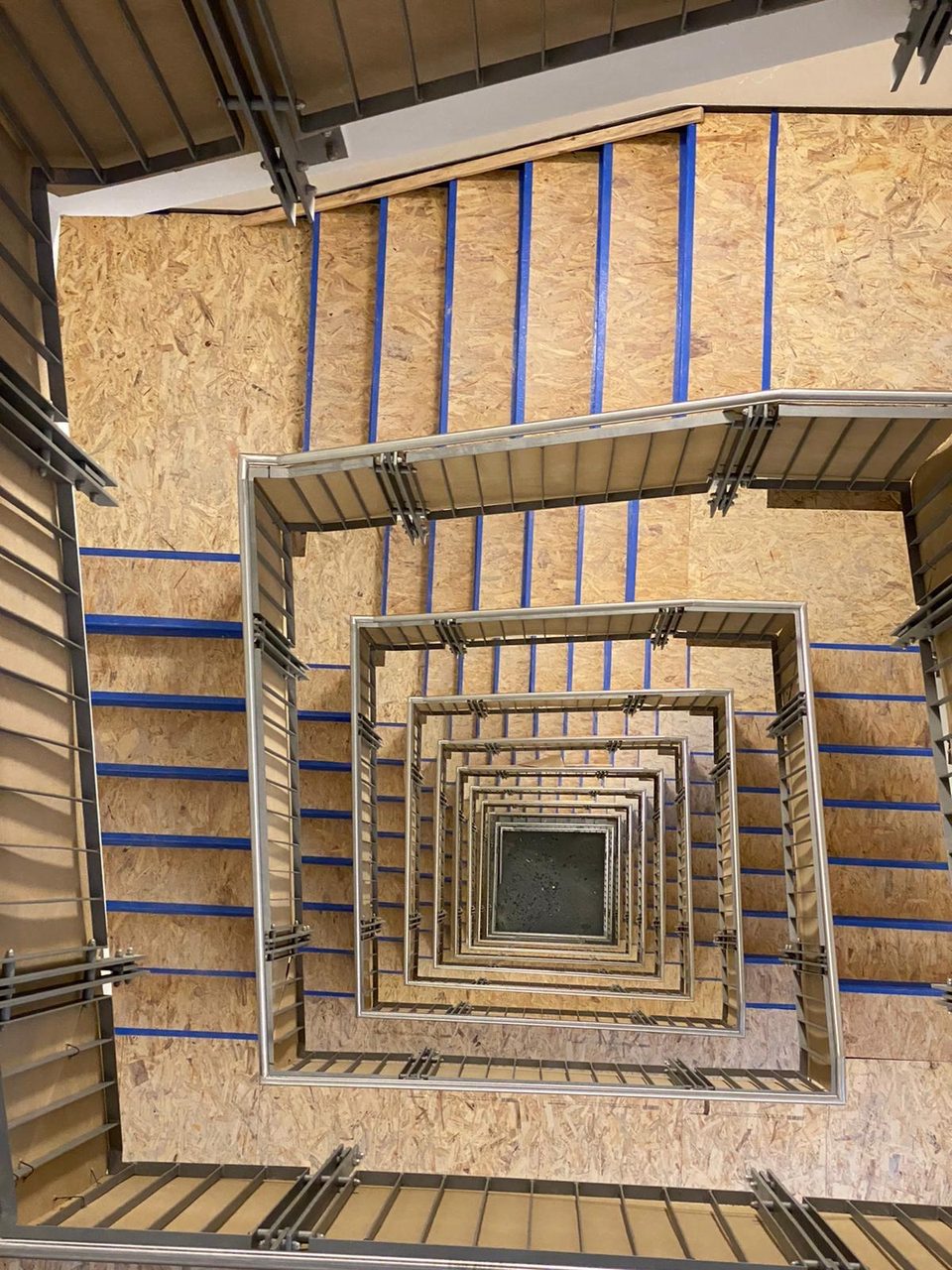Zentraler Blick abwärts durch das geschützte Treppenhaus der Rückbaustelle