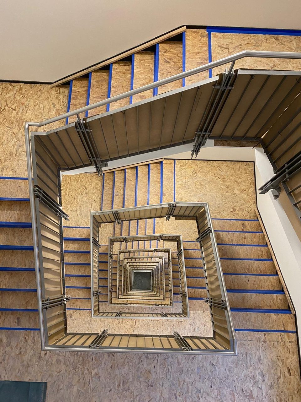 Spiralförmige Treppenhaus-Geometrie mit OSB-Wandschutz beim Gebäuderückbau